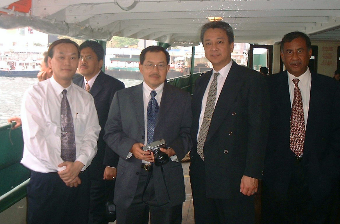 马来西亚公共渡轮公司Penang Port Sdn. Bhd主席Dato’(拿督)Abdul Latif Bin Abdullah于2004年4月到访